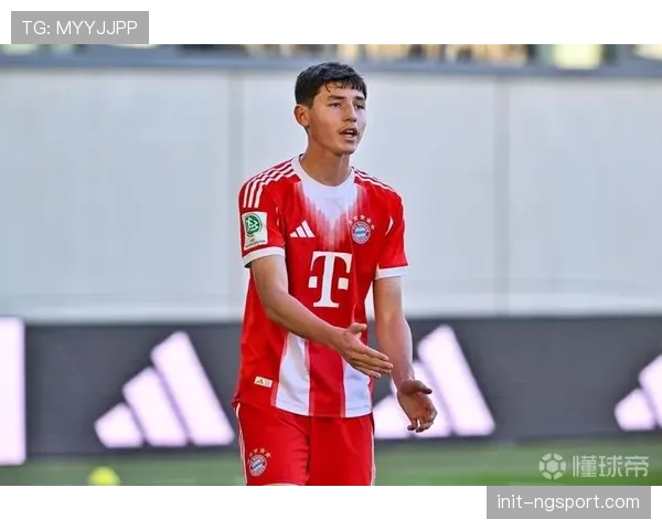 转播镜头捕捉:拜仁小将替补登场前,与主帅在场边紧张交流战术。